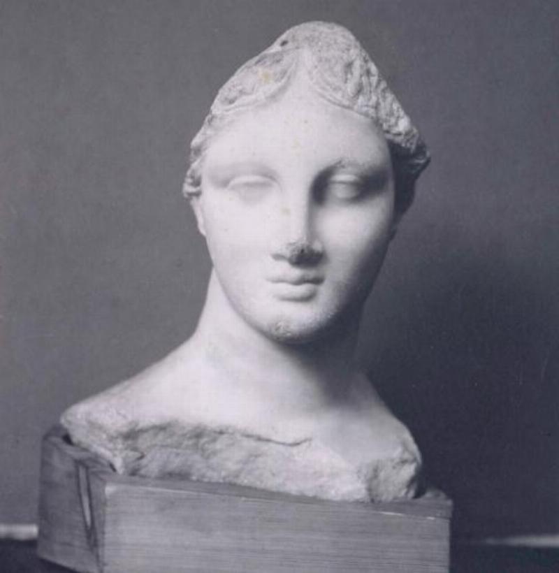 Artiste travaillant sur une sculpture de corps féminin, montrant le processus créatif et les outils